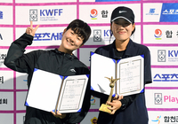 [포토]우수코치상 수상한 광양여고 이슬기 코치와 포항여전고 이예림 코치