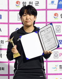 [포토]여왕기 최우수코치상 수상한 현대청운중 김덕유 코치