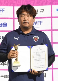 [포토]포항여전고 한민규 코치, 여왕기 최우수코치상