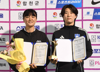 [포토]우수코치상 수상한 손수현 코치와 김수인 코치