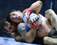 카밀 마고메도프, 몽골복싱챔피언 출신 오카에 서브미션으로 승리하며 라이트급 왕좌 올라