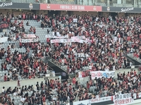 서울-포항 경기 지켜보는 기성용, “김기동 나가”와 기성용 ‘응원가’ 공존…뿔난 서울 팬 ‘비판’ 걸개로 항의 시위[현장메모]
