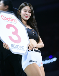 ‘모델계 최고미녀’ 로드걸 안나경, 부드러운 워킹과 사랑스러운 미소로 로드FC 073 접수!