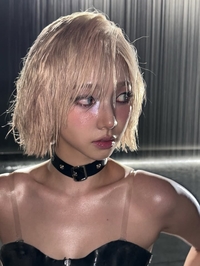 “진짜, CG급 비주얼”…카리나, ‘용광로 쇠맛’도 살리는 미모 [★SNS]