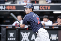 고승민, 7회초 교체 아웃→“옆구리 불편감 호소…경과 지켜볼 예정” [SS메디컬체크]