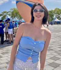 나비, 튜브톱입고 몸매 자랑 ‘흠뻑쇼’ 나들이…육아 스트레스 격파