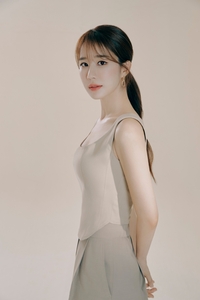 배우 유인나, 초록뱀엔터테인먼트 전속계약 [공식]