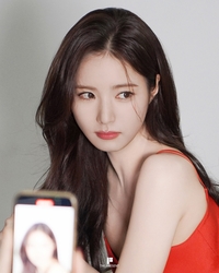 신세경, 레드·화이트로 ‘美쳤다’…고혹·지성 다되는 치명적 존재감