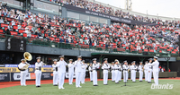 밀리터리 유니폼 좋아하는 사람 손! 롯데, 2일 ‘해군작전사령부 매치데이’ 진행
