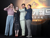 [포토] 볼하트 하는 ‘쥬라기 월드’ 감독과 배우들