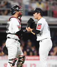 [포토]승리의 하이파이브를 나누는 KT 박영현과 장성우