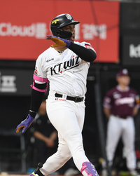 [포토]KT 로하스, 키움 하영민 상대 2타점 2루타