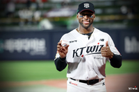 로하스 ‘외인 최다 홈런’ 타이+6시즌 연속 ‘10홈런’ 강철매직 “진작에 쳤어야 했는데…”[SS수원in]