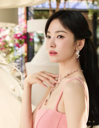 송혜교, 마르베야에서 빛난 고혹적 자태…여신 미모의 정석 [★SNS]