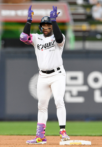 [포토]2타점 2루타로 기선제압하는 KT 로하스