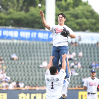[포토] 김태우-신지민-유기중 ‘럭비스타일 시구’