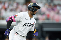 [포토]2타점 2루타 치는 KT 로하스