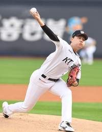 [포토]힘차게 공 뿌리는 KT 소형준