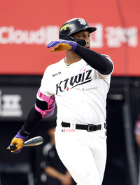 [포토]선제 2타점 2루타 치는 KT 로하스