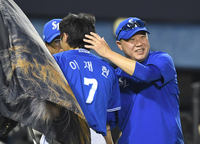 [포토]역전 만루 홈런 이재현의 머리를 쓰다듬는 박진만 감독