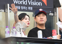 [포토]삼성-두산 경기 관전하는 배성재-김다영 부부