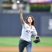 [포토] 시구하는 유인영