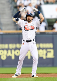 [포토]1타점 2루타에 세리머니 하는 두산 케이브
