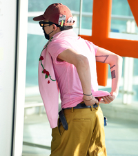 핑크보이 지드래곤, 엉덩이에 힘 주고 출발! [포토]