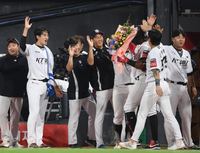 [포토] 5회 투런포 로하스, 외국인 선수 최다홈런 신기록 달성