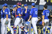 [포토]승리의 하이파이브를 나누는 삼성 박진만 감독