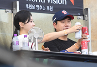 [포토]배성재-김다영 부부, 야구 직관은 역시 치맥!