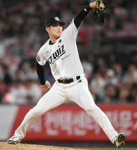 [포토] 7회 마운드 오른 배제성 ‘승리를 지켜라’