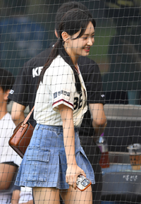 [포토]김다영, 남편 배성재의 시구 지켜보고...