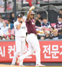 [포토] 2회 안타 스톤 ‘엄지척’