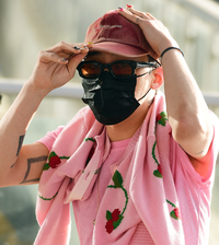 핑크보이 지드래곤, 모자와 마스크로 무장 중! [포토]