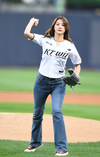 [포토] 유인영 ‘우월한 피지컬로 시구’