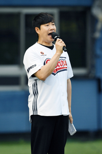 [포토]두산의 선발 라인업 발표하는 배성재, 어느때보다 힘차게!