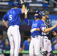 [포토]구자욱과 만루 홈런의 기쁨을 나누는 삼성 이재현