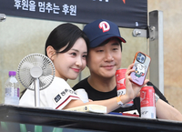 [포토]배성재-김다영, 두산 경기 직관 중 남기는 셀카