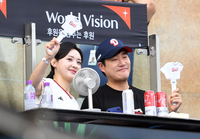 [포토]두산의 득점에 기뻐하는 배성재-김다영 부부