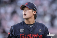 전날 ‘무실점 호투’→롯데 ‘공동 2위 주역’ 이민석에 김태형 감독 “만만치 않은 LG 타선에 잘 던졌어” [SS광주in]