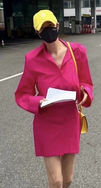 김혜수, 핫핑크 원피스에 옐로우 캡+백! ‘갓혜수’만 가능한 패션