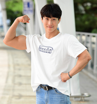 가수 겸 보디빌더 김경현, 화이트 셔츠와 연청의 데님 조합으로 건강미와 자연스러움 뽐내