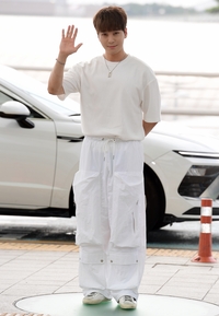 가수 겸 뮤지컬배우 황원주, 올 화이트톤의 청량한 공항룩으로 팬들의 시선 사로잡아