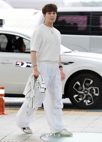 가수 황원주, 공항을 런웨이로 만드는 워킹! [포토]