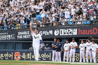 김재호 ‘감동의 은퇴식’과 함께 그라운드와 ‘작별’…“영원한 천재 유격수로 기억되고파” [SS시선집중]