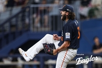 “부담은 되지만, 좋은 소식이네” 폰세 전반기 ‘11승 무패’와 ‘우승’ 상관관계 [백스톱]