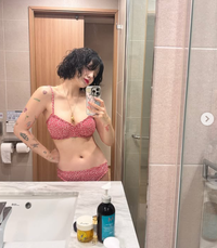 신지민, 비키니 입고 셀카 ‘양 팔 가득 타투 눈길’ [★SNS]