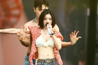 물줄기를 찢었다…‘워터밤의 여신’ 권은비, 고자극 퍼포먼스 ‘무대 평정’