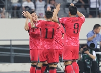 ‘스리백’으로 공격 봉쇄+돋보인 ‘왼발 듀오’ 이동경·이태석…홍명보호 2-0 리드로 전반 종료[SS현장]